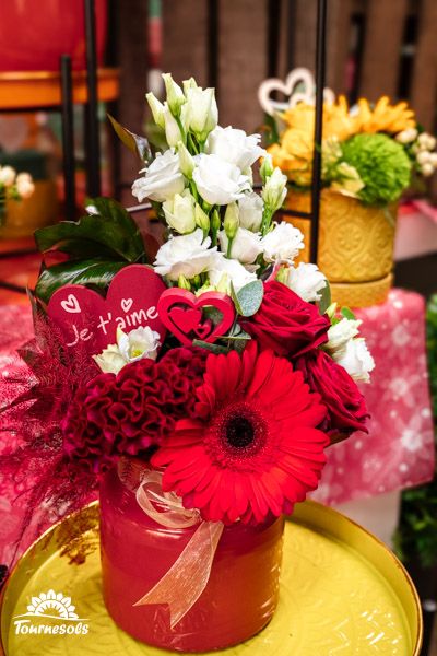 Composition de fleurs rouges et blanches